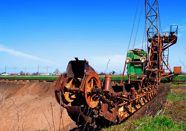 eski kova Ekskavatör enine damlama, bir taş ocağı gelişimi ve kil çıkarımı yapar