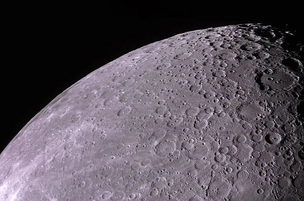 Ay kraterleri Newton 'un ayna teleskopu aracılığıyla kupon planında fotoğraflanır. Ay 'ı incelemek için orta menzilli amatör astrofotoğrafçılık