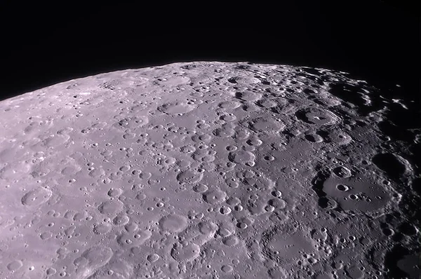 Ay kraterleri Newton 'un ayna teleskopu aracılığıyla kupon planında fotoğraflanır. Ay 'ı incelemek için orta menzilli amatör astrofotoğrafçılık