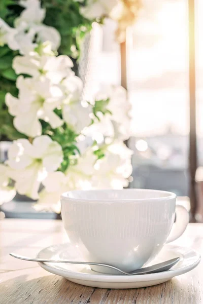 Weiße große Tasse köstlichen Kaffees auf Holztisch im Sonnenuntergang mit Kopierraum. — Stockfoto