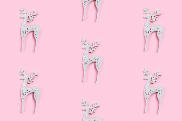 パステルピンクの背景に白いクリスマス鹿の装飾で作られたパターン. — ストック写真