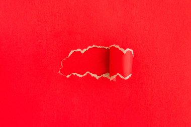 Mesajın için yırtık kırmızı kağıt. Model.