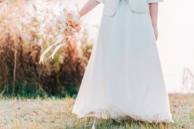 Gelinin elleri Güzel bir buket beyaz ve pembe gülle.