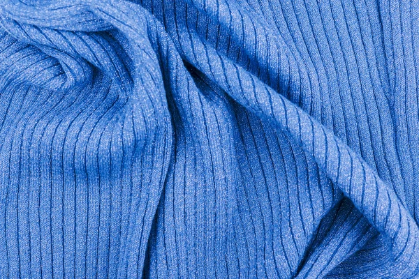 Blau gestrickter, glänzend gestreifter und zerknitterter Stoff, abstrakter Hintergrund. — Stockfoto