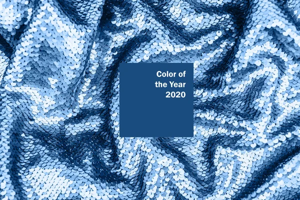 Μπλε γυαλιστερό ύφασμα με πούλιες, αφηρημένο φόντο. — Φωτογραφία Αρχείου