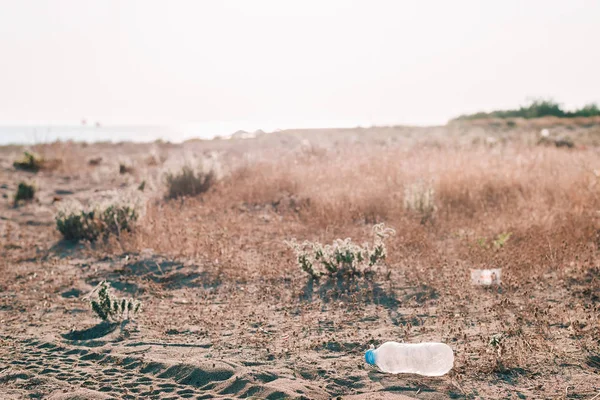 플라스틱 병 이 해변에서 낭비되고 있습니다. 지구 오염 개념. — 스톡 사진