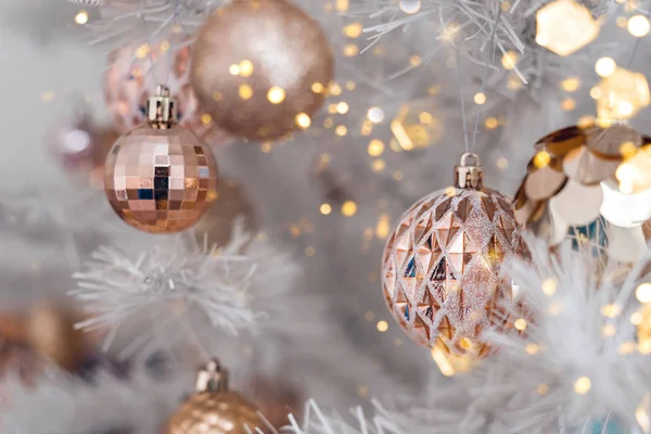 Dekorerad julgran med rosa och gyllene leksaker på vit bakgrund. Julkoncept, 2020. — Stockfoto