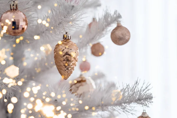 Dekorerad julgran med rosa och gyllene leksaker på vit bakgrund. Julkoncept, 2020. — Stockfoto