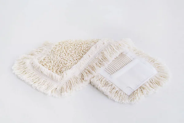 Σφουγγαρίστρα λευκές ίνες για καθαρισμό δαπέδων σε λευκό φόντο. — Φωτογραφία Αρχείου