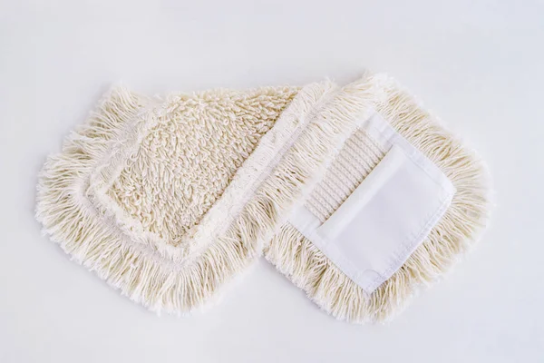 Σφουγγαρίστρα λευκές ίνες για καθαρισμό δαπέδων σε λευκό φόντο. — Φωτογραφία Αρχείου