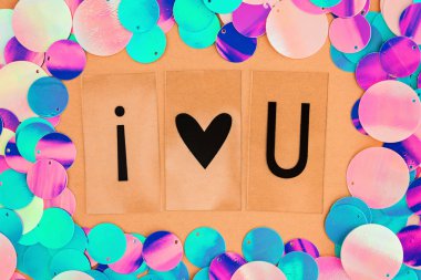 Parlak pembe, mor ve holografik pullu bir arka plan. Seni seviyorum, soyut bir arka plan..