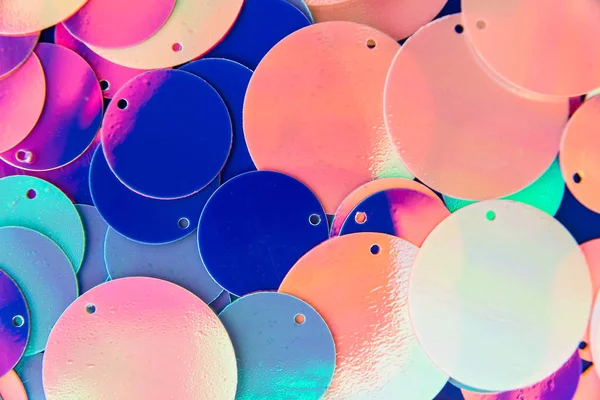 Grandes lentejuelas holográficas redondas fondo colorido abstracto . — Foto de Stock