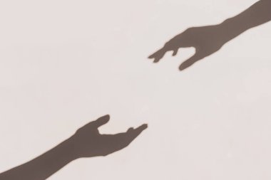 Duvarda birbirine uzanan gri el gölgeleri. Bulanık efekt.