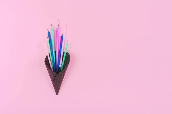 Bunte Kerzen Schwarzem Eishorn Auf Pastellrosa Hintergrund Mit Kopierraum Kreatives — Stockfoto
