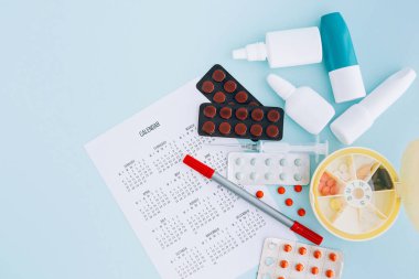 Çeşitli virüs semptomları için ilaç ve burun damlası seti. Mevsimsel alerjik rhinitis tedavisi.