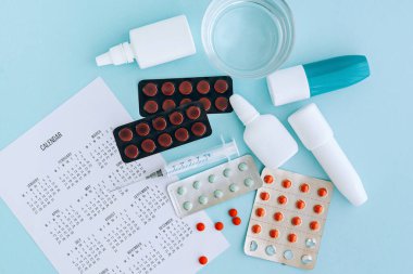 Çeşitli virüs semptomları için ilaç ve burun damlası seti. Mevsimsel alerjik rhtis veya grip tedavisi. Kopya alanı ile sağlık hizmeti kavramı.