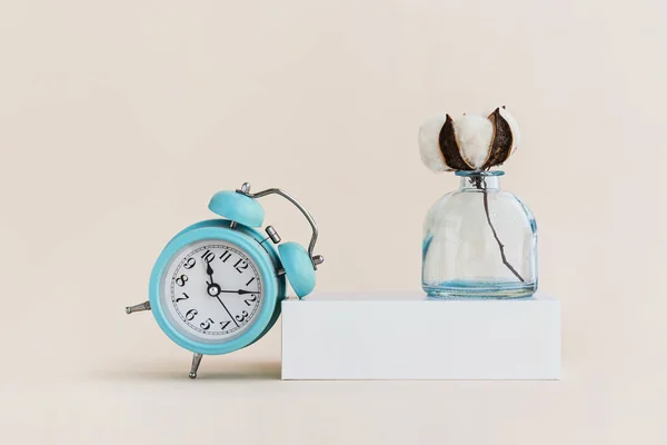 Schöne Weiße Baumwollblume Vase Und Wecker Minimal Monochromes Kreatives Bild — Stockfoto