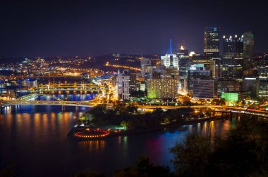Ülkedeki en iyi şehir manzaralarından biri olarak kabul edilir Pittsburgh şehri, geceleri Washington Dağı 'ndan gelen babam.