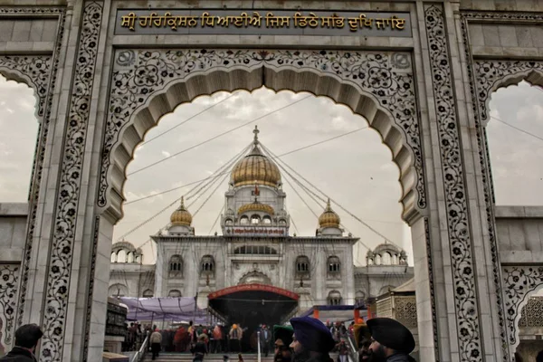 Delhi, Hindistan - 7-Aralık - 19 - Gurudwara bangla sahib 'in giriş kapısı