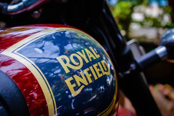 Indien, Goa Dezember - 2017 der Tank des Royal enfield Motorrads — Stockfoto