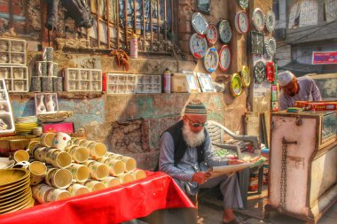 Eski Delhi, Hindistan - 30 Aralık 2019: Meena Bazaar - Jama Mescidi yakınlarındaki Pazar, Eski Delhi