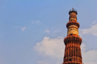 Delhi, Hindistan - 7 Aralık 2019, Kutub Minar, Qutab kompleksinin bir kısmını oluşturan bir minare, Delhi 'nin Mehrauli bölgesinde bir Unesco Dünya Mirası Alanı