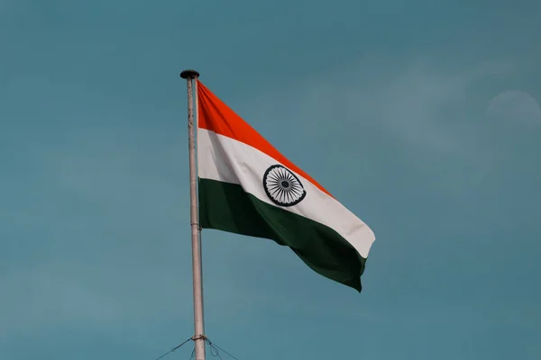 Ινδία σημαία κυματίζει στο μπλε του ουρανού — Φωτογραφία Αρχείου