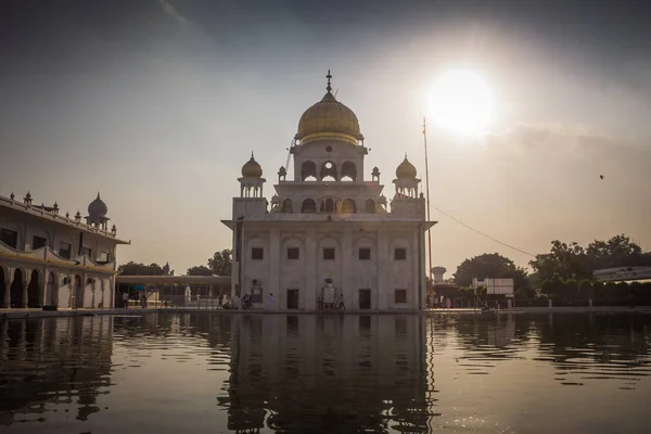 Yeni Delhi, Hindistan - 01 Ocak 2019, Nanak Piao Sahib, Gurudwara, sarovar, su birikintisi — Stok fotoğraf