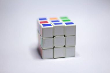 Yeni Delhi, Hindistan - 02 Ocak 2019. Rubik küp rengi mavi, beyaz, turuncu, yeşil, beyaz arkaplan üzerinde sarı ve metin için boşluk