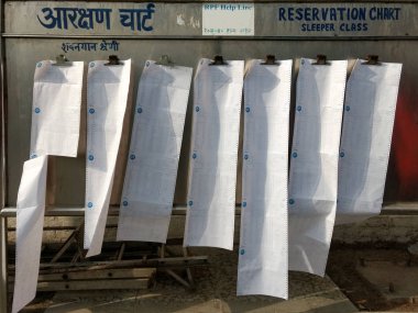 Yeni Delhi, Hindistan - 02 Ocak 2019: Yataklı Sınıf Rezervasyon Çizelgesi, Tren İstasyonu