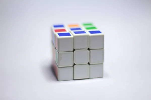 Nueva Delhi, India - 02 de enero de 2019. Cubo de Rubik color azul, blanco, naranja, verde, amarillo sobre fondo blanco con espacio para el texto — Foto de Stock