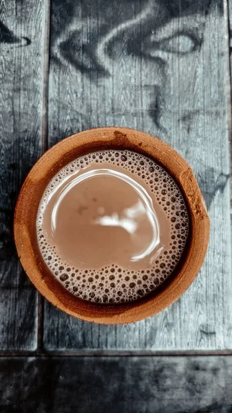 A kulhar or kulhad cup (traditional handle-less clay cup) from North India filled with hot Indian tea — Stock Photo, Image