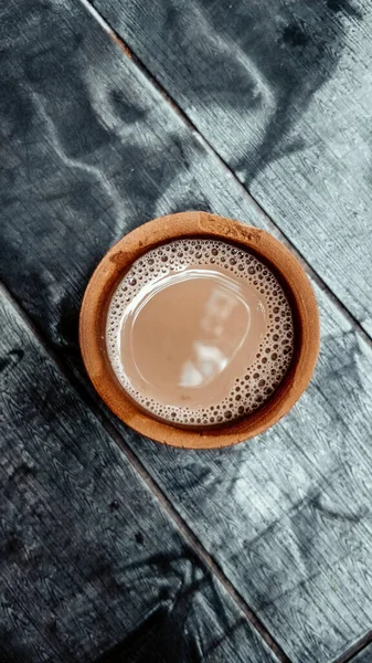 Uma xícara de kulhar ou kulhad (tradicional copo de barro sem alça) do norte da Índia cheia de chá indiano quente — Fotografia de Stock