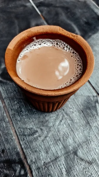 Kuzey Hindistan 'dan bir kulhar ya da kulhad fincanı (geleneksel sapsız kil bardak) sıcak Hint çayıyla doludur. — Stok fotoğraf