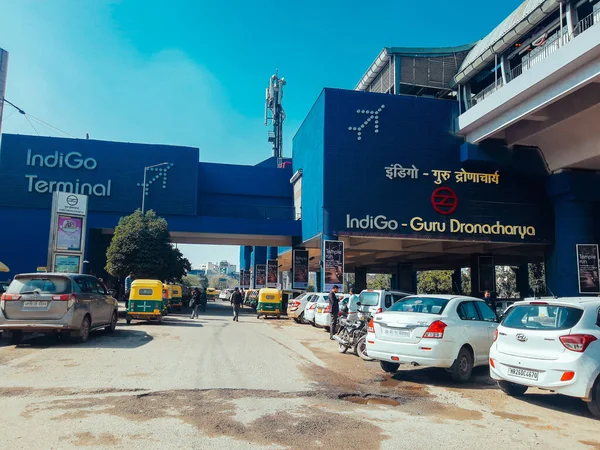 Gurgaon, Hindistan - 27-Şubat-2020: Global Business Park yakınlarındaki Guru Dronacharya metro istasyonu