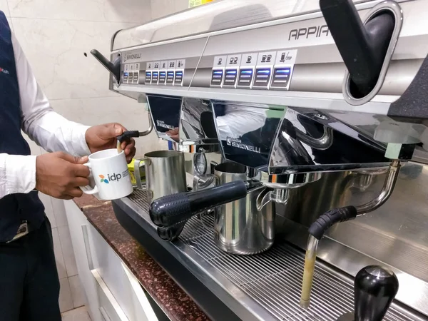 Yeni Delhi, Hindistan - 02 Mart 2020: Espresso kahvesi ve kahve makineli çeşitli menüleri dükkânda yakın çekimde hazırlayın