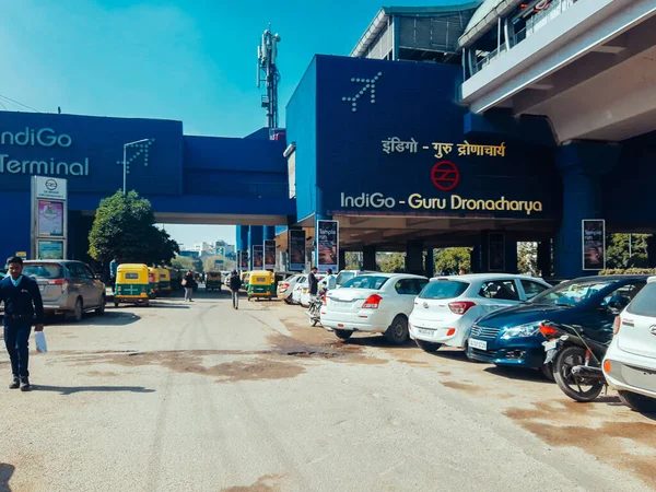 Gurgaon, Hindistan - 02 Mart 2020: Global Business Park yakınlarındaki Guru Dronacharya metro istasyonu
