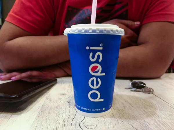 India Delhi Március 2020 Papír Pohár Pepsi Üdítőital Kezében Asztalra — Stock Fotó