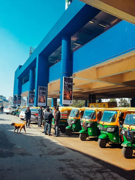 Gurgaon, Hindistan - 02 Mart 2020: Global Business Park yakınlarındaki Guru Dronacharya metro istasyonu