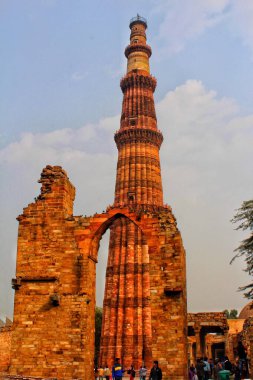 DELHI, INDIA - 7 Mart 2020, Kutub Minar, Delhi 'nin Mehrauli bölgesinde UNESCO Dünya Mirası Bölgesi olan Kutup kompleksinin bir kısmını oluşturan bir minare.