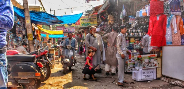 Eski Delhi, Hindistan - 30 Ocak 2020: Meena Bazaar - Jama Mescidi yakınlarındaki Pazar, Eski Delhi