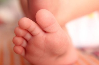 Yeni doğmuş şirin bebek ayaklarına yakın çekim