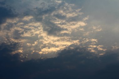 Bulutlu mavi gökyüzü