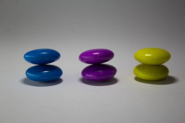 Beyaz arkaplanlı çikolata şekeri