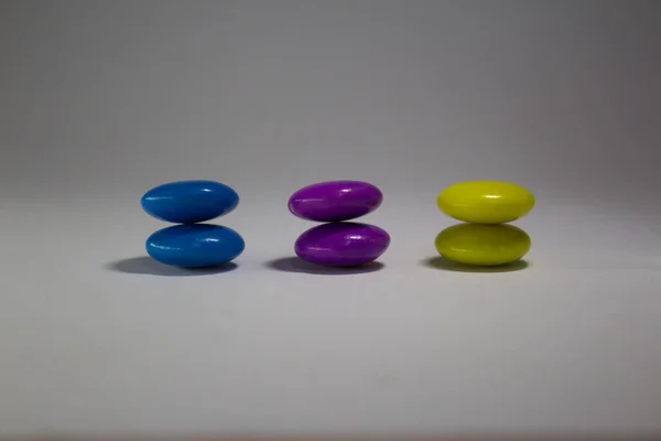 Gemas Chocolate Caramelo Con Fondo Blanco — Foto de Stock