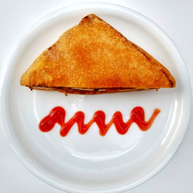 Domates soslu ekmek Pakoda. Hint çay saati aperatifleri patates ve biberden hazırlandı. Sıradan bir sokak yemeği ya da fast food. Bitkisel yağda kızartılmış.