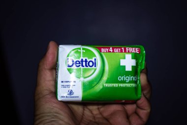 Delhi, Hindistan - 19 Nisan 2020: Dettol Anti-Bakteriyel Barda Erkek eli