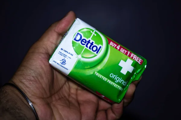 Delhi India Abril 2020 Hombre Mano Con Dettol Bacterial Sensitive —  Fotos de Stock