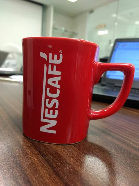 Delhi, Hindistan - 20 Mart 2020: Nescafe 'den yakın plan kahve fincanı