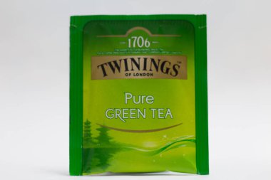 Delhi, Hindistan-Mayıs 01-2020: Twinings Green Tea Cranberry, Tea Bags on white background